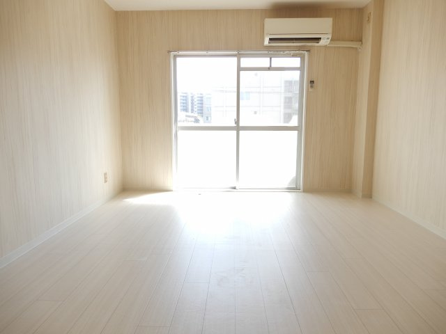 アンフィニィ芥川の洋室