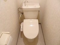 落ち着いた色調のトイレです