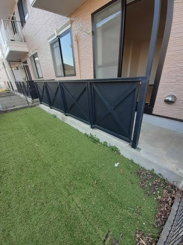 暖かな日差しのふりそそぐバルコニー