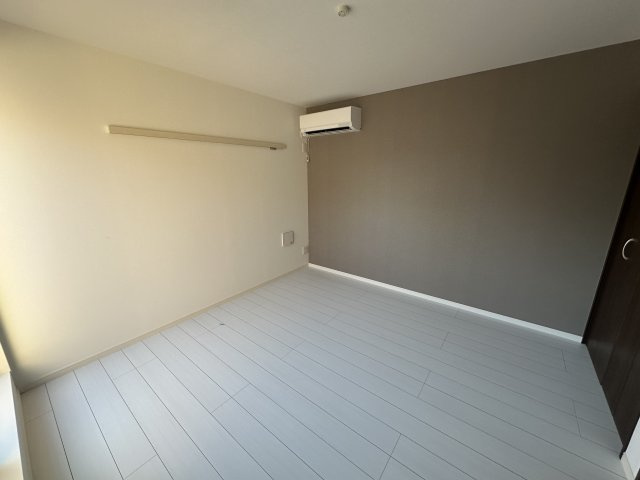 広くて明るい寝室