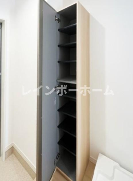 ファミール草加の玄関