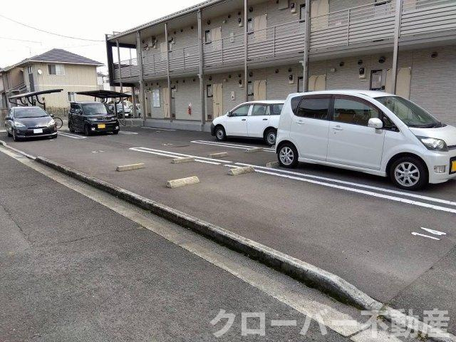 クレイノメイプルハイムの駐車場