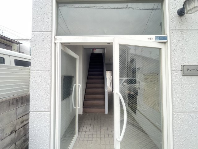 寝屋川市香里北之町のアパートのエントランス
