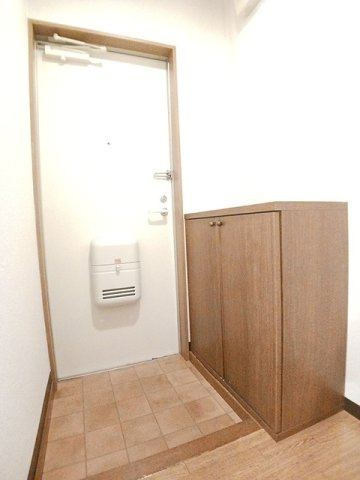 小郡市希みが丘２丁目のアパートの玄関|収納もある玄関です