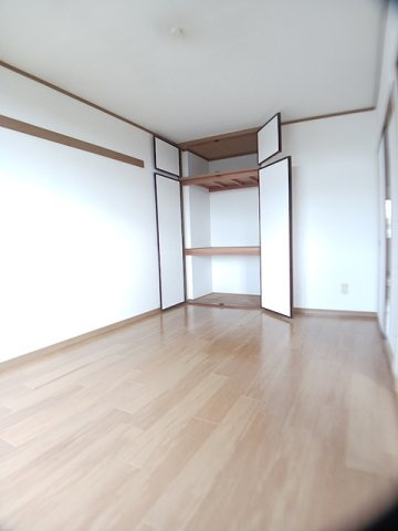 小郡市希みが丘２丁目のアパートの居間・リビング|内装です