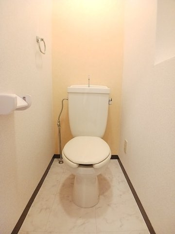 小郡市希みが丘２丁目のアパートのトイレ|落ち着いた色調のトイレです