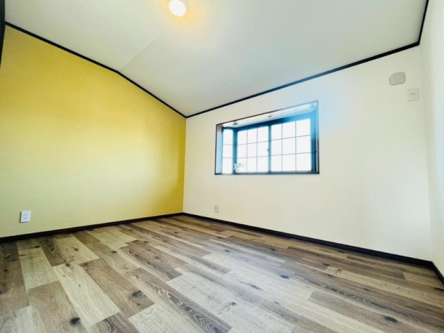 桂清水町の洋室|変化のあるクロス（壁紙）で奥行きと立体感が感じられます。