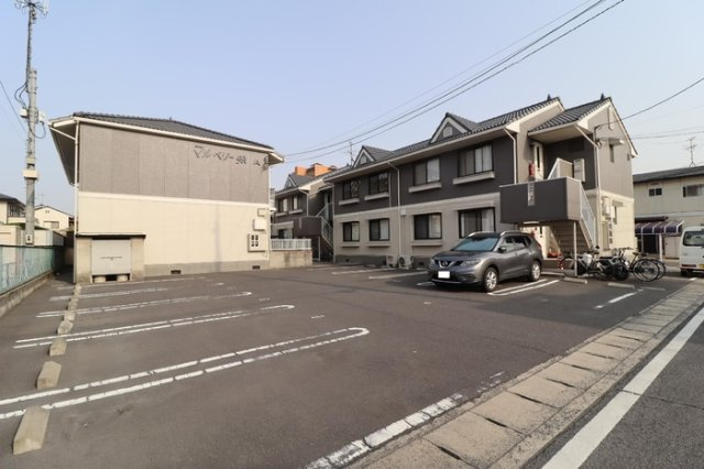 マルベリーM B棟の駐車場
