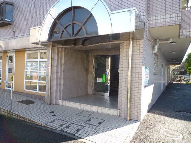 粟飯原マンションのエントランス