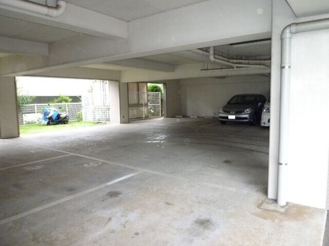 粟飯原マンションの駐車場