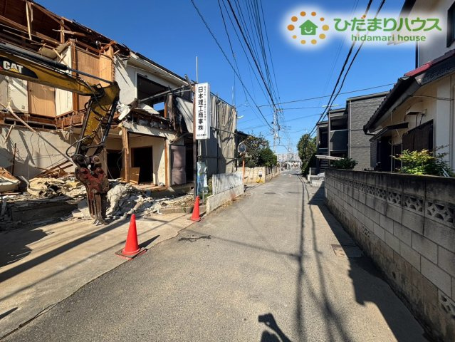 鴻巣市松原3丁目　新築戸建　リーブル01の前面道路含む現地写真|2026年10月18日　古屋解体中です。