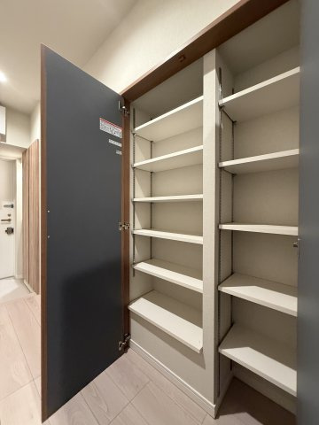 杉並区成田東５丁目の中古マンションの収納|廊下収納