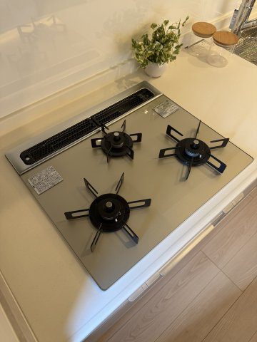杉並区成田東５丁目の中古マンションのキッチン|3口ガスコンロ