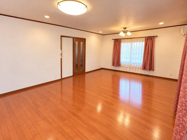 山武郡芝山町新井田　中古戸建の居間・リビング