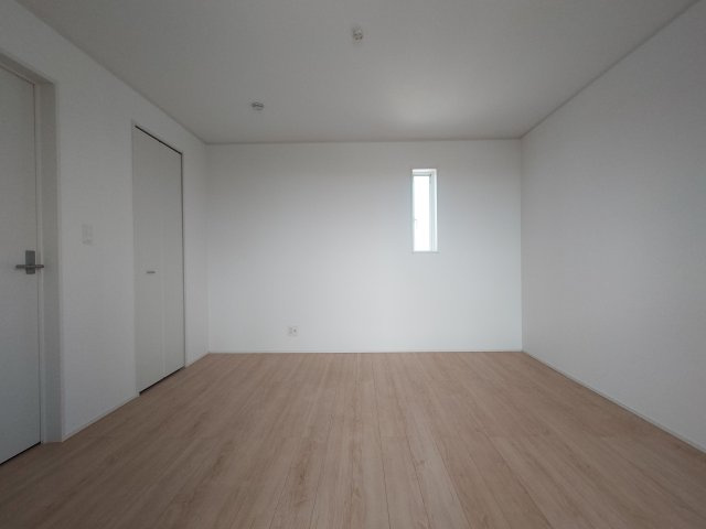 クレイドルガーデン丸亀市土器町西第５◇光熱費の負担の軽減が可能なオール電化住宅ですの寝室|１号棟主寝室
ワークスペースや趣味スペースを兼ねられる広い主寝室はベッド以外の家具をゆったり置けます。広さに余裕があると視線の抜けが生まれ、間接照明や色数を絞ったコーディネートも可能です。