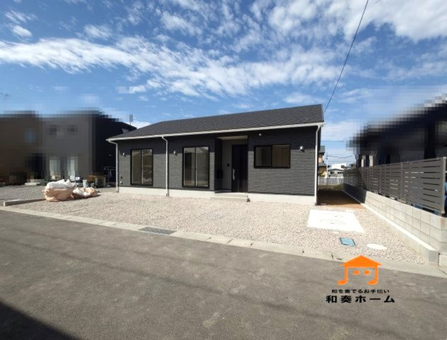 クレイドルガーデン丸亀市土器町西第５◇光熱費の負担の軽減が可能なオール電化住宅ですの前面道路含む現地写真|１号棟
色あせ・経年変化が目立ちにくいグレーの外壁のお家です。雨だれ・砂ぼこり・排気ガスなどの汚れが目立ちにくく、周囲の建物とも調和しやすいです(^^♪