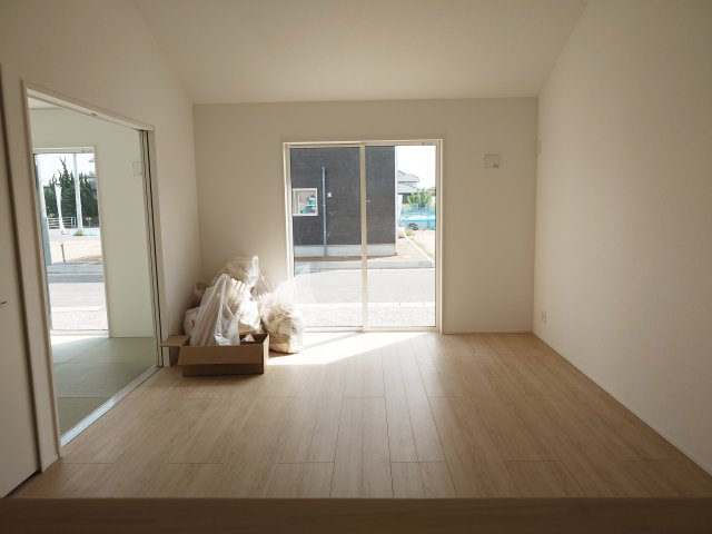 クレイドルガーデン丸亀市土器町西第５◇光熱費の負担の軽減が可能なオール電化住宅ですの居間・リビング|１号棟リビング
１８.５帖の広いリビングはソファやダイニングの配置替え、ワークスペースの設置、子どもの遊び場など、ライフステージに合わせて使い方を変えやすいです。