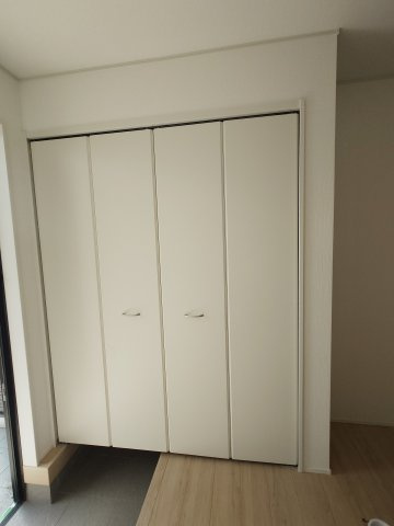 クレイドルガーデン丸亀市土器町西第５◇光熱費の負担の軽減が可能なオール電化住宅ですの収納|１号棟玄関収納
玄関をすっきりと保ち、靴や屋外で使用する様々なものを効率的に収納できる収納力豊富なのシューズクロークがあれば、靴を玄関に置きっぱなしにする必要がなくなります！