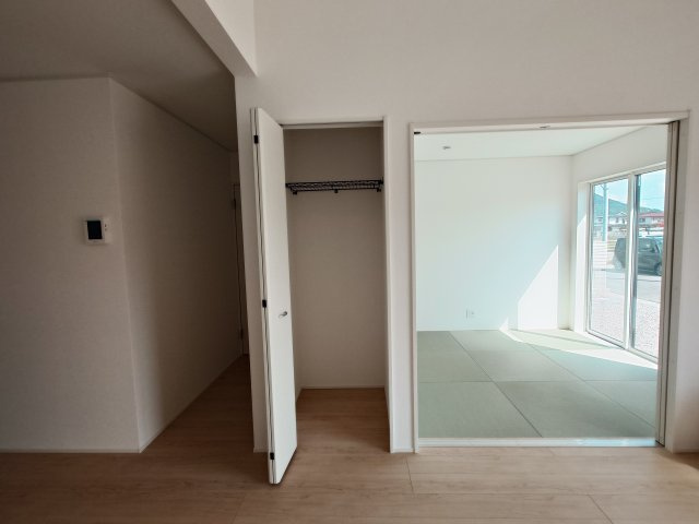 クレイドルガーデン丸亀市土器町西第５◇光熱費の負担の軽減が可能なオール電化住宅ですの和室|１号棟和室
客時の客間・宿泊スペースとしても使え、普段は開け放してリビングを広く見せることが可能な和室です。在宅ワークスペースとしても利用でき、ライフステージに応じて使い回しやすいです。