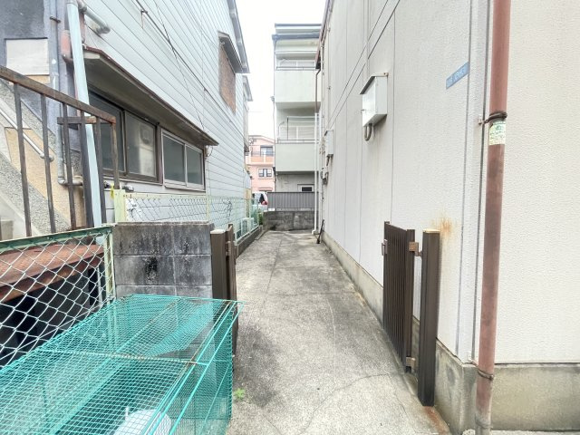 寝屋川市境橋町のアパートのエントランス