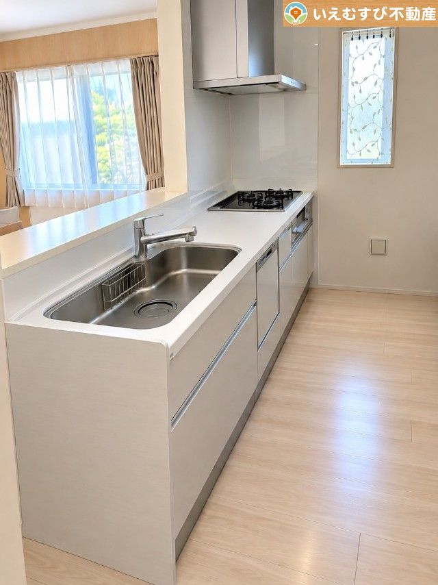 熊谷市御正新田　中古戸建のキッチン|機能性収納性に溢れるキッチン
収納もたっぷり付いていてすっきり片付く！毎日楽しくお料理が出来そうです！