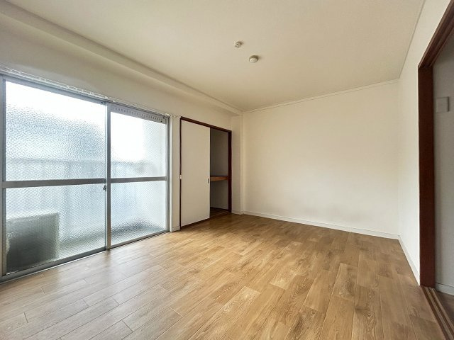 善積ハイツの洋室|約６帖の南向きのお部屋