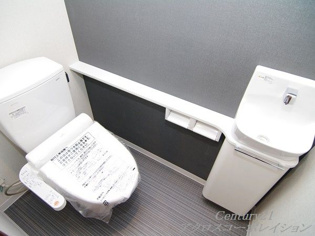 温水洗浄便座付きのトイレです♪