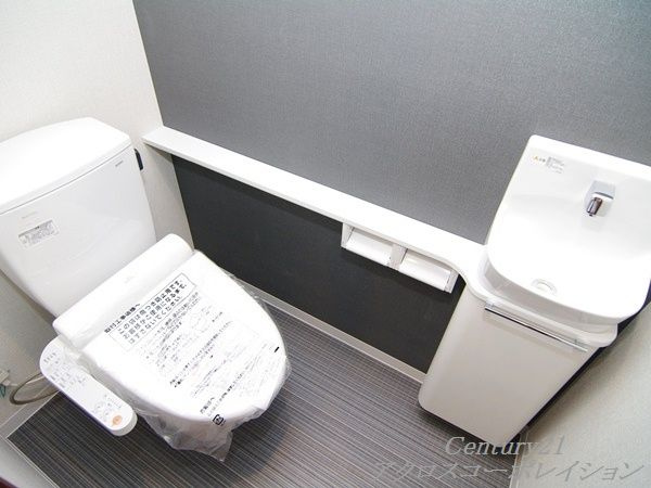温水洗浄便座付きのトイレです♪