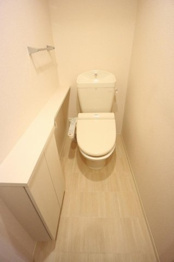 温水洗浄便座付きのトイレです♪