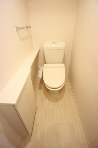 温水洗浄便座付きのトイレです♪