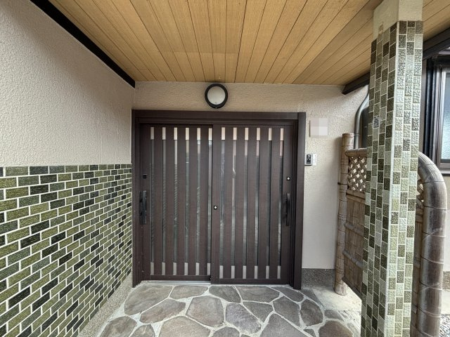 米子市大篠津町　中古戸建の玄関