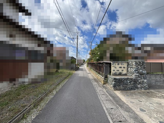米子市大篠津町　中古戸建の前面道路含む現地写真