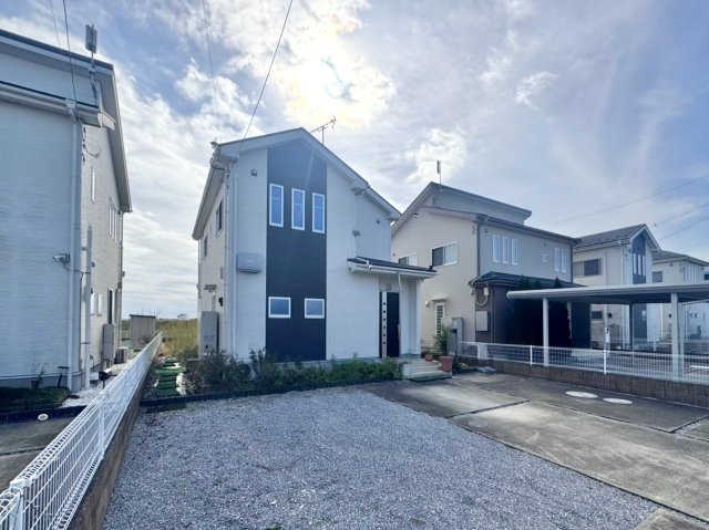 【中古戸建】熊谷市上根の外観|■外観｜庭付き一戸建てならお子様やペットが走り回っても大丈夫！伸び伸びと遊び、過ごすことができます♪