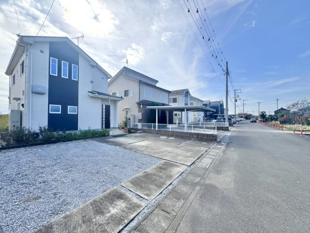 【中古戸建】熊谷市上根の外観|■外観｜前面道路が広く見渡しが良いため、車の出入りやすれ違いもスムーズで日々の運転も安心して行えます♪