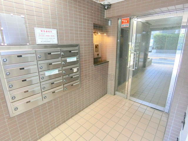 ファサード田園調布のエントランス|防犯カメラTVモニター付オートロック宅配BOXメールBOX