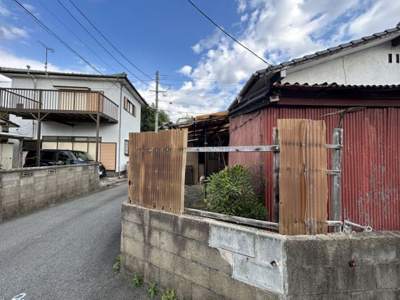 【外観】 | シラガネウリイエ | 閑静な住宅街に位置し外構工事で駐車場増設も検討可能です