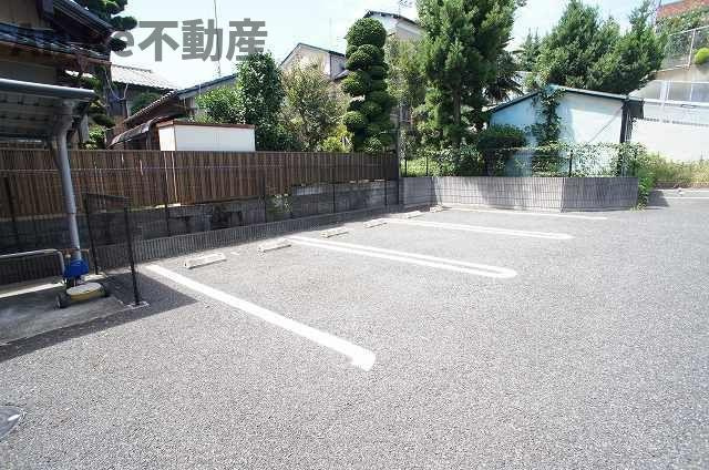 ラブリーハウスの駐車場