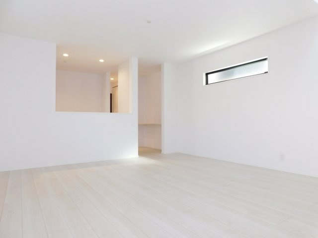 名古屋市中村区向島町４丁目の新築一戸建の居間・リビング|◇リビング◇　　南面で明るいリビング１５．２帖　キッチン横に収納＋カウンター完備！