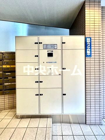 ウィンベルコーラス浅草の設備|【宅配ボックス】在宅時・不在時に関わらず、居住者の代わりに非対面で宅配物を受け取ってくれる便利な設備です。わかりやすくご説明致しますので見学時にはお部屋だけではなく共用部分もぜひチェックしてください。