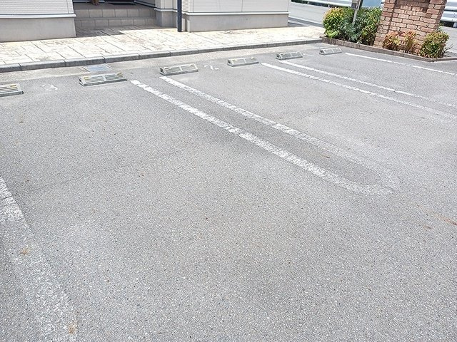 サニーレジデンス御着Ａの駐車場