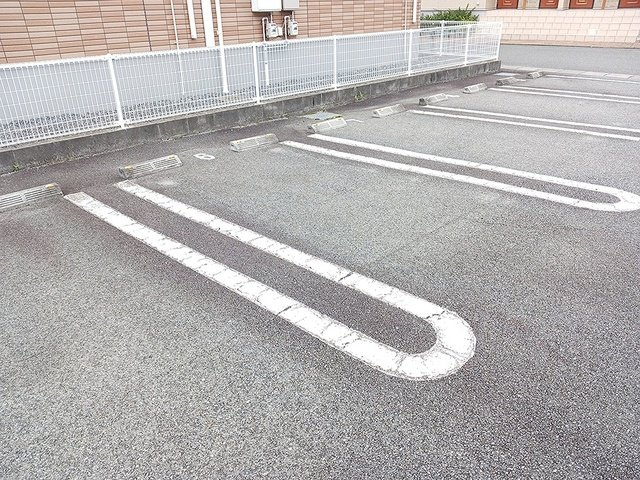 ラルジュ　フォンテーヌⅣの駐車場