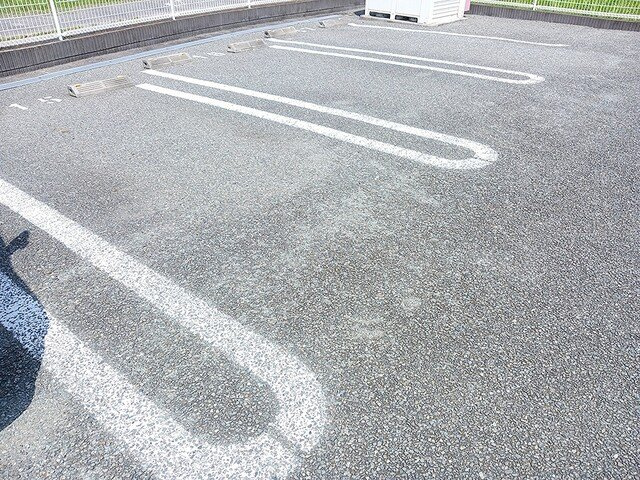 アイリスガーデンＢの駐車場