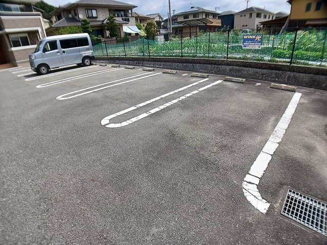 ジュネス青山の駐車場