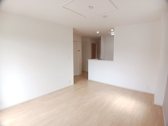 ジュネス青山の居間・リビング