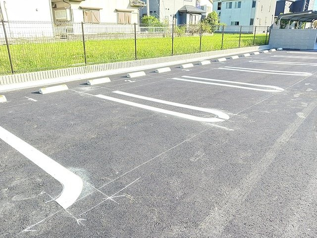 プラシード姫路の駐車場