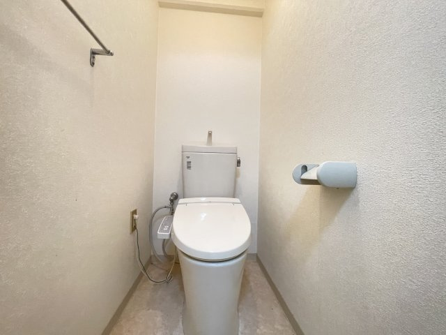 寝屋川市本町の賃貸マンションのトイレ