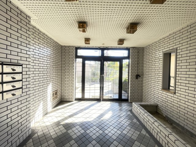 寝屋川市本町の賃貸マンションのエントランス