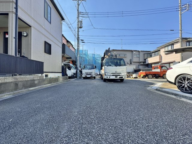 練馬高松4丁目 限定1区画の前面道路含む現地写真|前面道路は広々6.0ｍ公道です
車の往来は少なく子育て環境も良好です