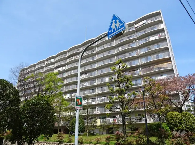 南茨木ハイタウン美沢D棟の外観