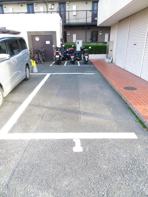 市川市湊新田１丁目の店舗事務所の駐車場